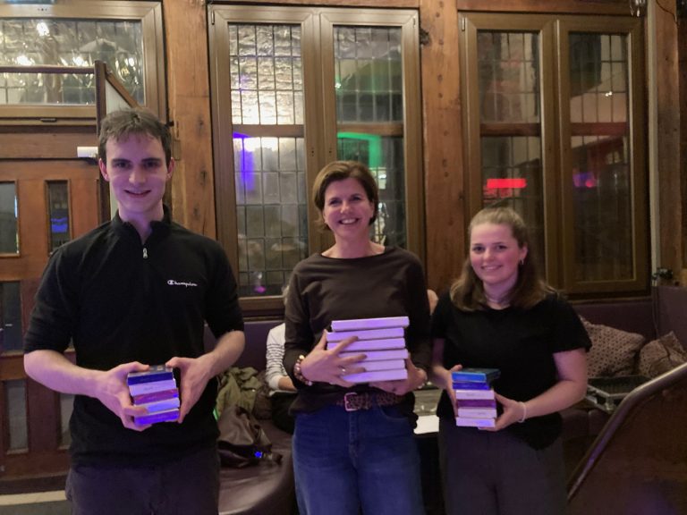 Zufriedenes Rätselraten beim Kneipen-Quiz